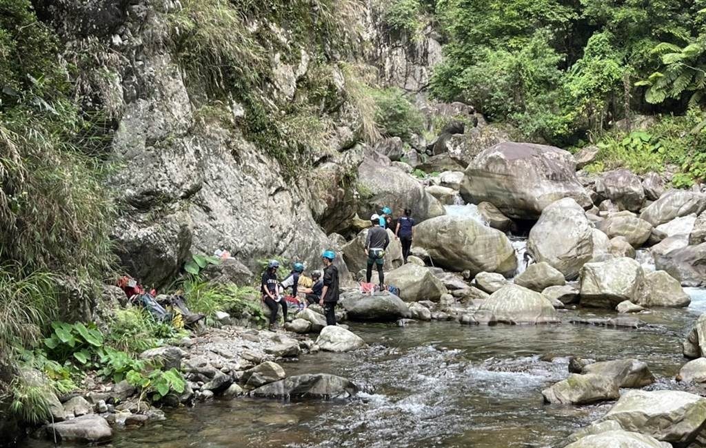 台大登山社一名22歲蔡姓研究生，昨（8）日於台中十文溪溯溪下山時，竟在探路途中不慎失足跌落30公尺深溪谷，經送醫搶救仍不治身亡。（圖／中市消防局提供）