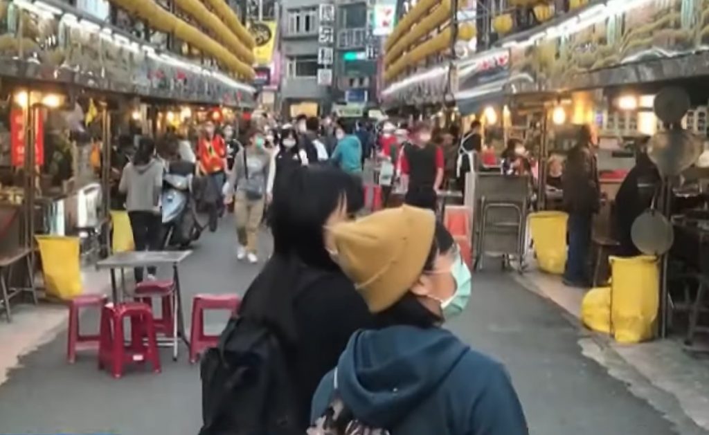 指揮中心宣布今(5)日本土新增30035例確診個案,也代表台灣短短3天就從2萬衝破3萬大關,毒物專家招名威教授就表示,的確有「禁內用」的必要 。(圖/截自中天新聞)