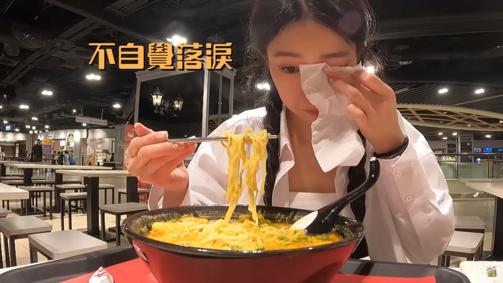 雖然堅持挑戰分開旅行的企劃，但家寧中途仍忍不住落淚。（圖／翻攝自YouTube）