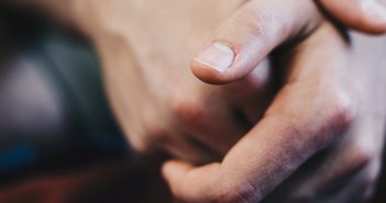 許多人在焦慮緊張的時候，會不自覺咬指甲，但這個習慣除了影響手指外觀，也可能是患上強迫症。（圖／取自PEXELS）