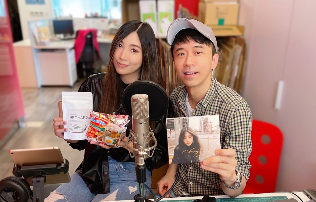 黃玠瑋（左）上光良（右）的Podcast《光說瘋良話 Cool Talk》。圖／環球音樂提供。