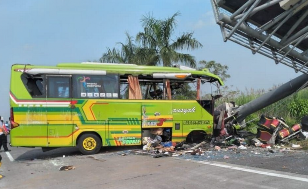 印尼發生一起恐怖車禍。（圖／翻攝自Twitter）