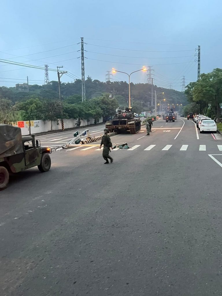 戰車直接開上分隔島。（圖／中天新聞）