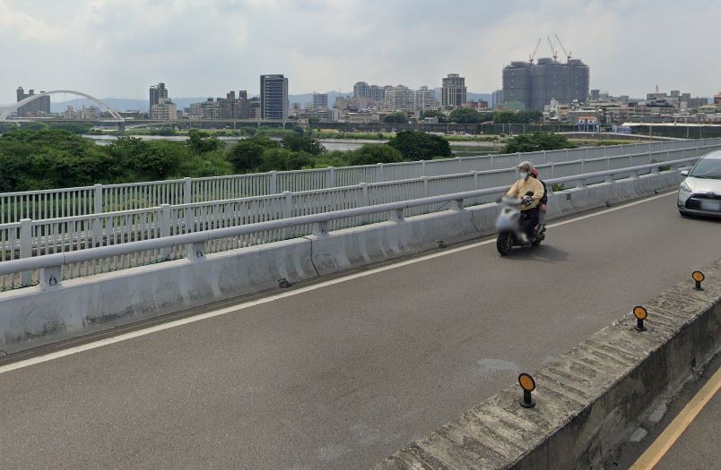 新北老翁獨自走上新海橋遭貨車撞上、傷重身亡。（圖／翻攝自Google Maps）