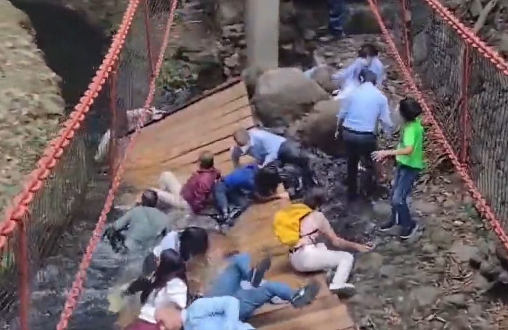墨西哥1座剛完工的吊橋突然斷裂，導致25人直墜溪谷，就連市長夫婦也遭殃。（圖／翻攝自推特）