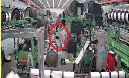 一名網友貼出一段行車紀錄器畫面,一名工人活活遭到電死。(圖/翻攝自臉書社團爆廢公社二館)