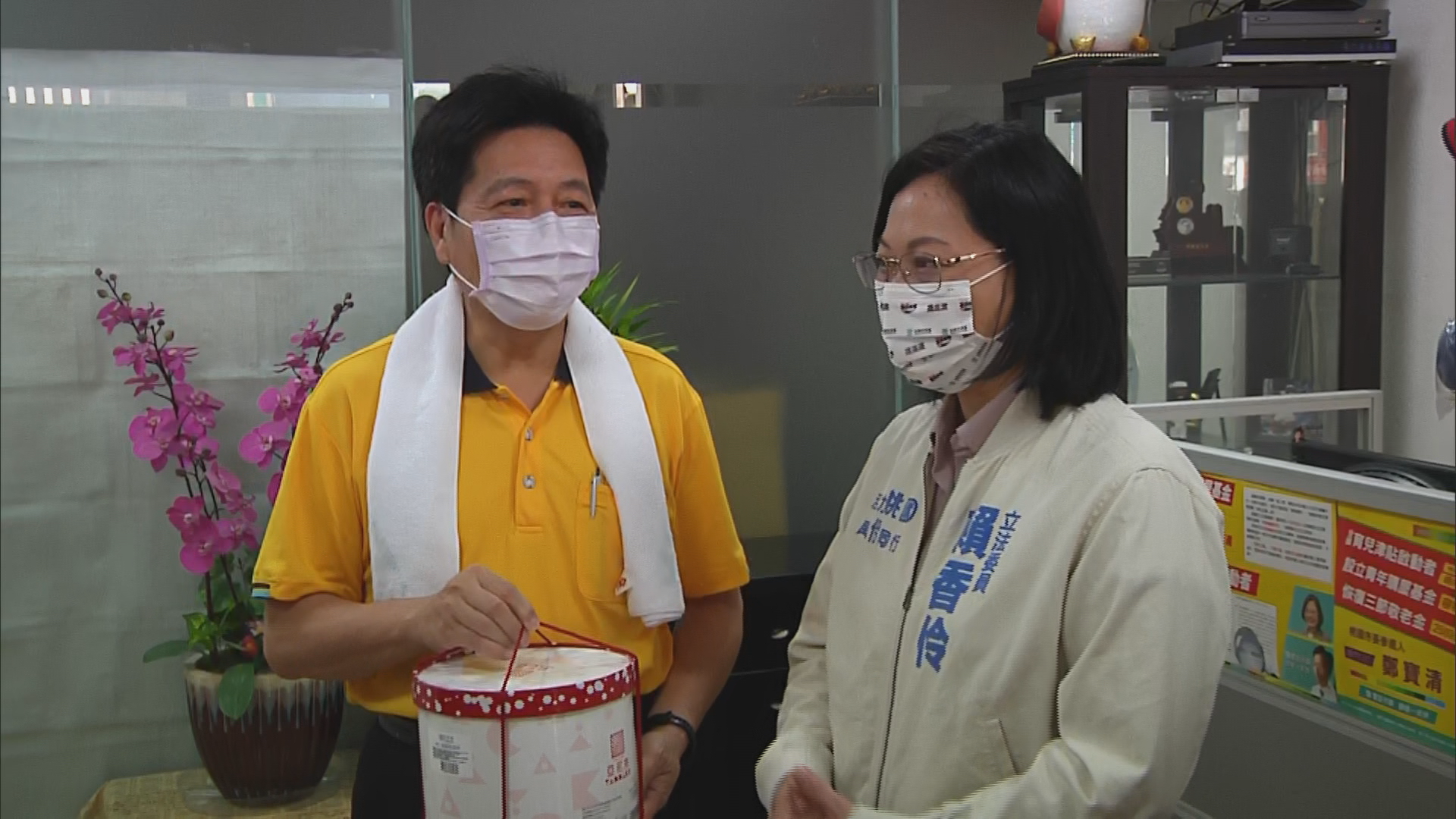 民眾黨桃園市長參選人賴香伶帶蛋糕拜會前立委鄭寶清照片來源:中天新聞