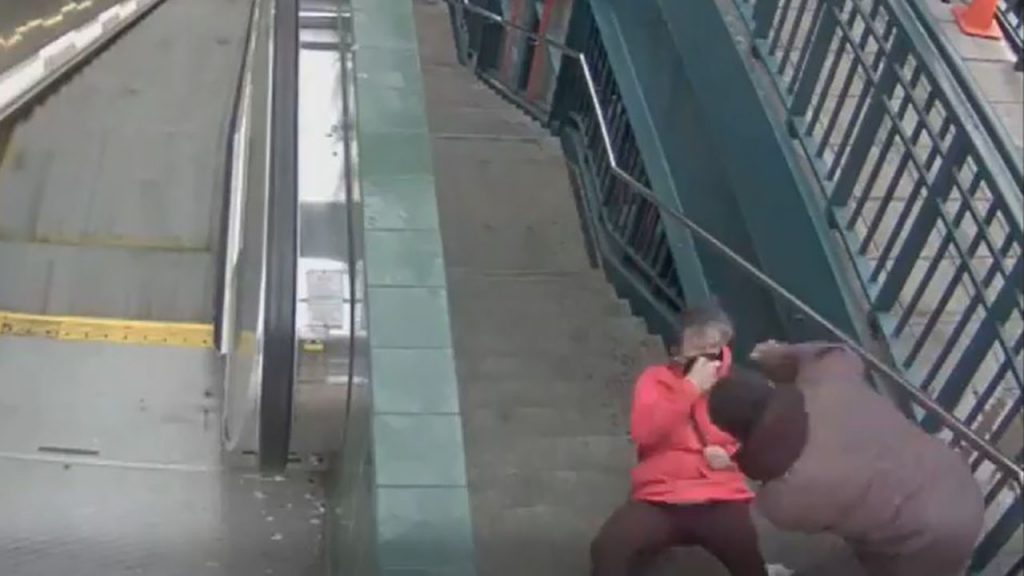 傑伊在輕軌站樓梯推倒老婦人。（圖／翻攝自推特）