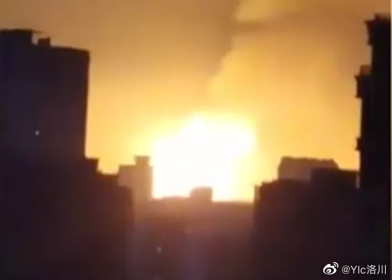 這起爆炸將上海的天空照亮，且頻頻發生巨響，持續了4小時。（圖／翻攝自微博）