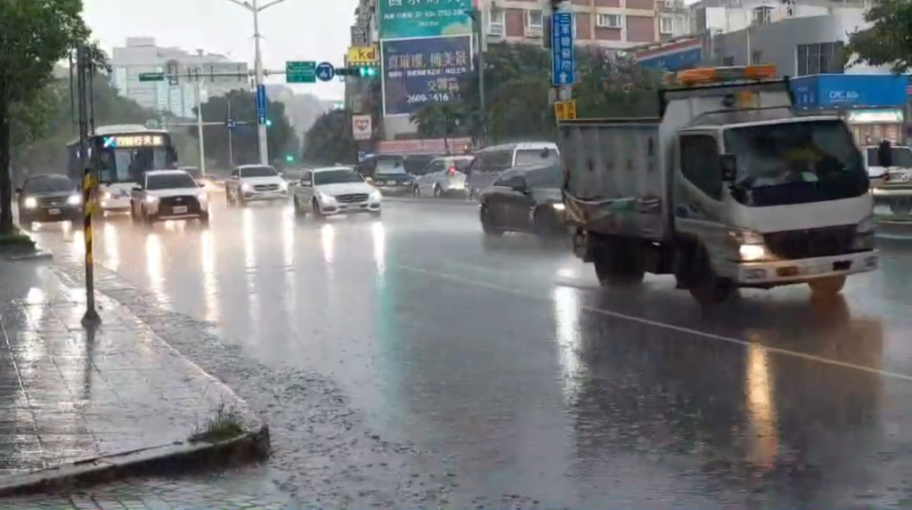 本周全台水氣會逐漸增多，各地午後都有望迎接雷陣雨。（圖／中天新聞）