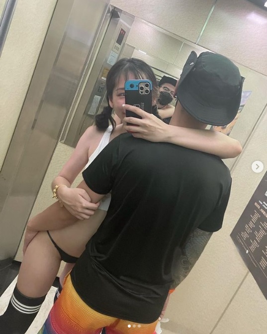Wawa在電梯內身穿小丁，與男友交纏在一起。 （圖／翻攝自娃娃IG）