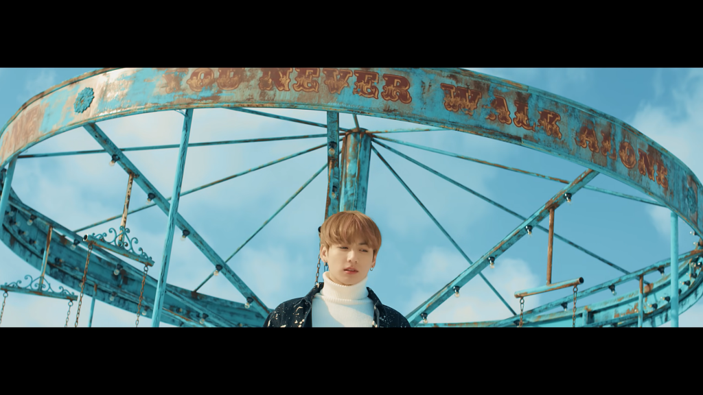 旋轉鞦韆出自於《Spring Day》MV。（圖／翻攝自YouTube）