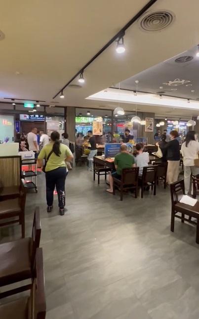 多名男子犯案後急房跑出店外，並搭乘車輛離去。 （圖／ 取自●【爆廢公社公開版】● ） 