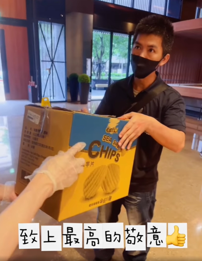 宋逸民將鴿子交給動保處人員。(圖/翻攝自臉書/宋逸民和陳維齡的幸福生活)