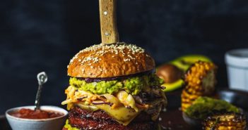 瑞典食品品牌「Oumph！」推出了一款素食漢堡。（圖／翻攝自Instagram／eat_oumph）