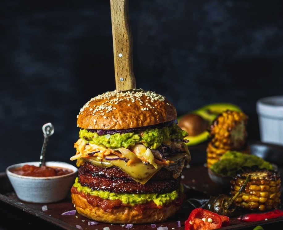 瑞典食品品牌「Oumph！」推出了一款素食漢堡。（圖／翻攝自Instagram／eat_oumph）