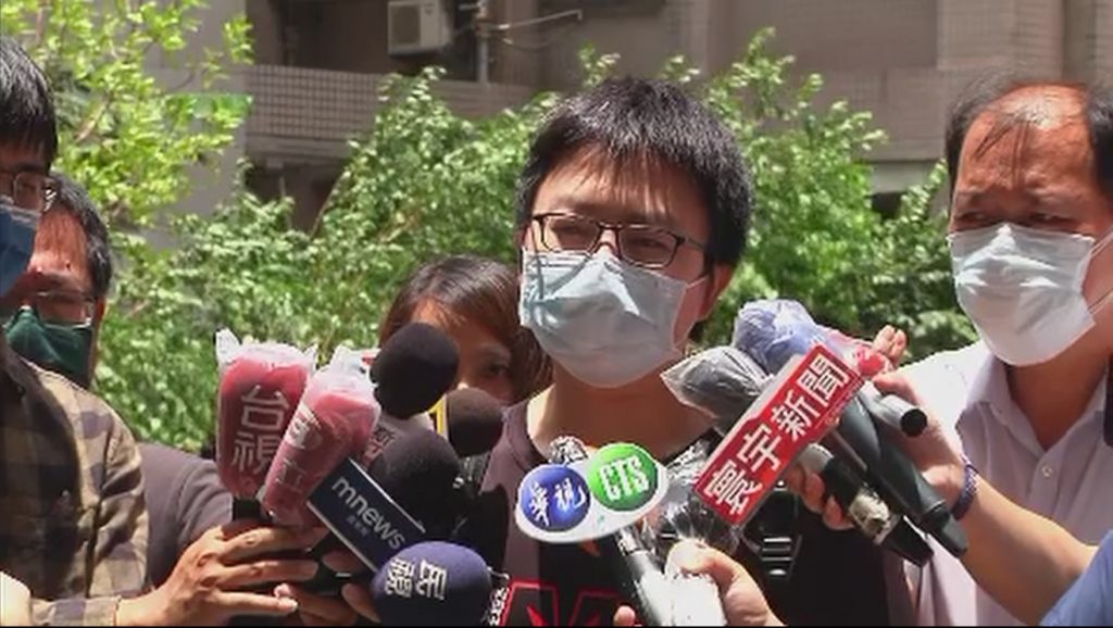 恩恩爸點名新北衛生局長陳潤秋與消防局長黃德清應下台負責。(圖/中天新聞)