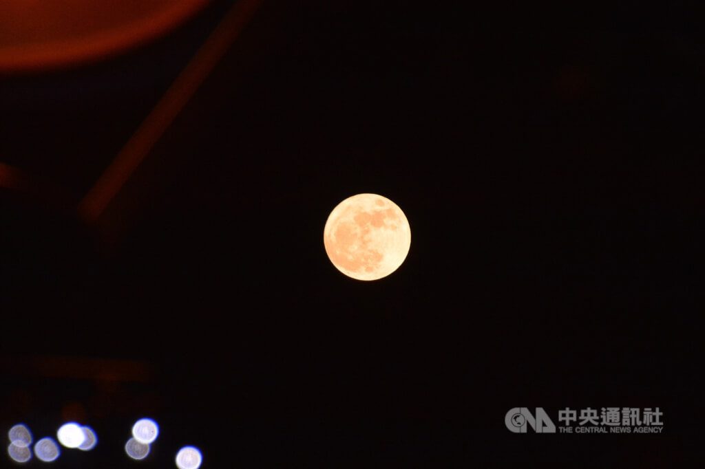 台北市立天文館指出，14日晚間將能觀賞到超級月亮，視面積比平常大12%。圖為2016年在新北市板橋區拍攝的超級月亮。（中央社檔案照片）