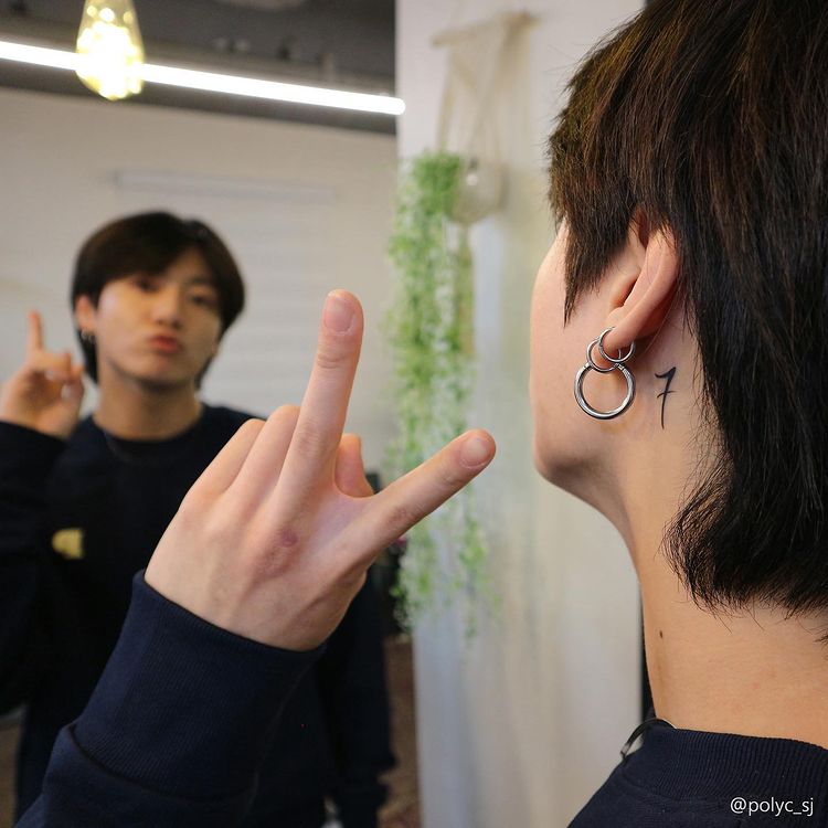 Jung Kook的友情刺青位於左耳後方。（圖／翻攝自IG）