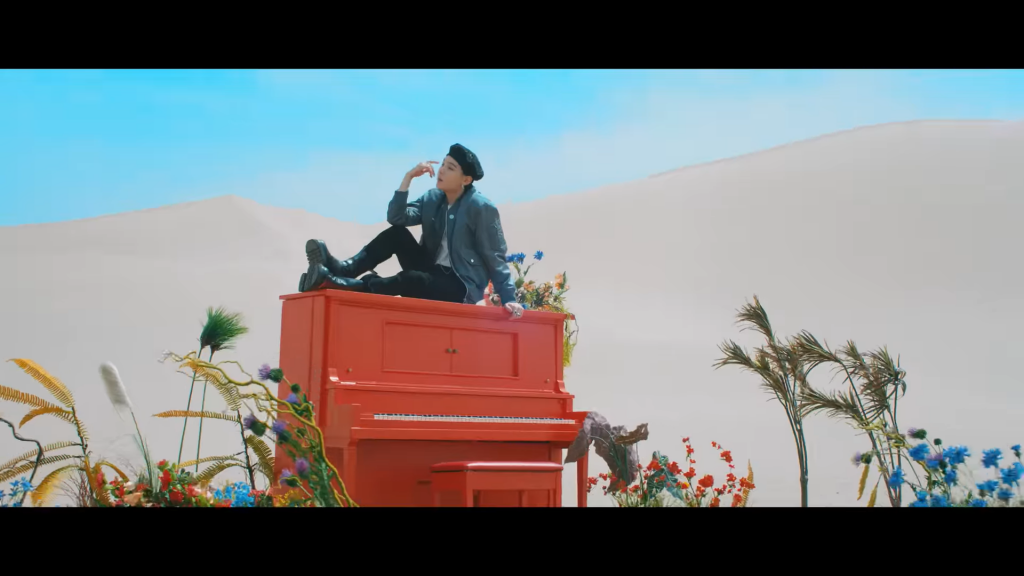 Suga曾將褐色鋼琴比喻為自己的初戀，更為其創作歌曲《First Love》。（圖／翻攝自YouTube）