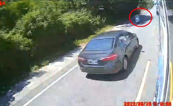 花蓮1名酒駕男試圖超車,結果竟與女騎士對撞,導致對方當場身亡。(圖/翻攝自記者爆料網)