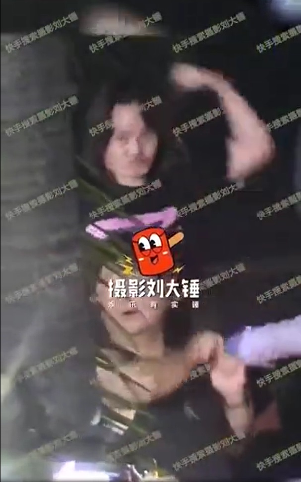 尹正開始嘟嘴、裝可愛。(圖/截自微博)