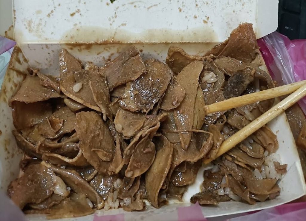 一名網友在台南某名店買了麻油炒羊肉，但卻吃到一堆薑。（圖／翻攝自爆怨2公社）