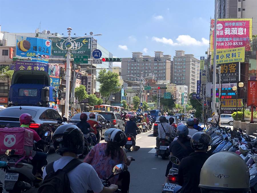 北市研議在夏天縮短路口紅綠燈秒數(資料照片/騎士躲陰涼處等紅燈)