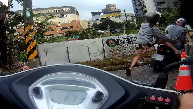 桃園男子騎車違規後加速逃逸,竟將坐在後座的女友甩下車。(圖/警方提供)