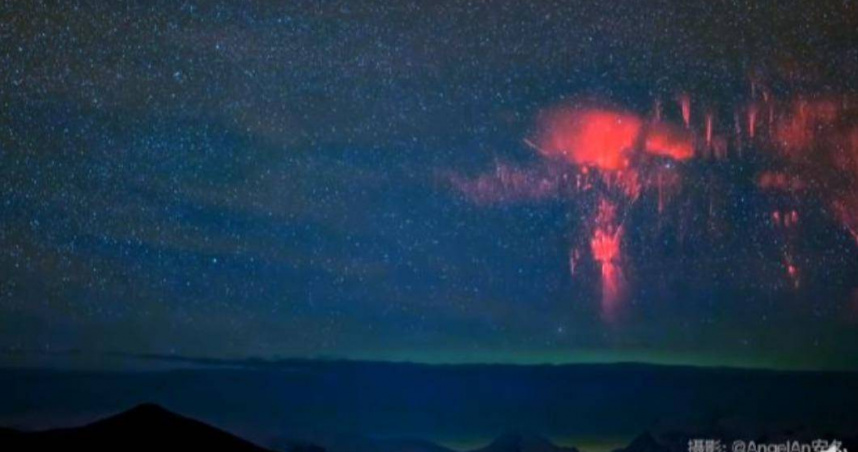 大陸天文攝影師在喜馬拉雅山區拍到「紅色精靈閃電」。（圖／CTWANT提供）