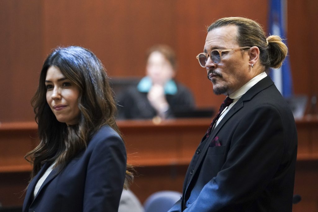 強尼戴普（Johnny Depp）與其律師卡蜜兒（Camille Vasquez）。（圖／美聯社）