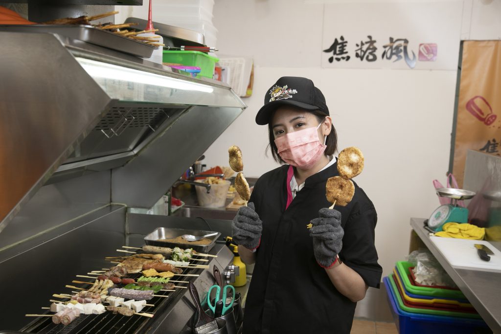  學姊黃瀞瑩為振興士林商圈考察人氣美食焦糖楓。（圖／焦糖楓提供）