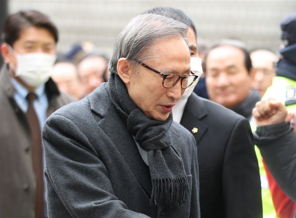 李明博自2020年11月入獄後，多次申請特赦。南韓檢方也於今日宣布，他將終止服刑3個月。（圖／翻攝自中央社）