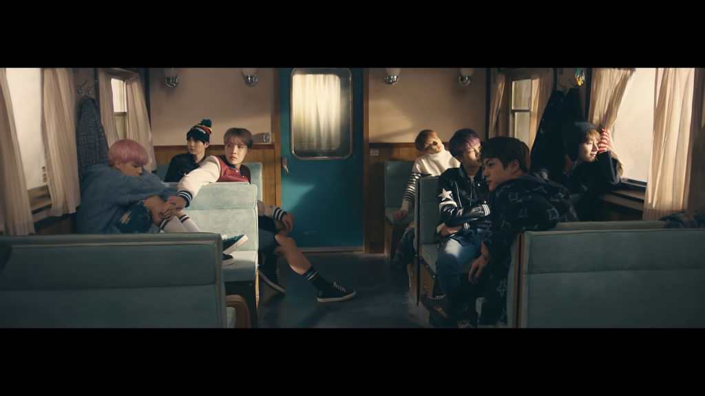 《Spring Day》最後一幕也是成員們按照順序坐在火車內。（圖／翻攝自YouTube）