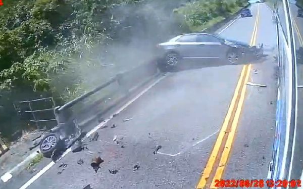 由於撞擊力道之大,江女的機車全毀,林男的轎車也嚴重毀損。(圖/翻攝自記者爆料網)