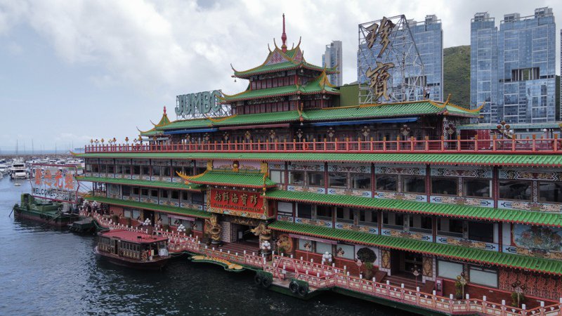 珍寶海鮮舫全面翻覆。(圖/翻攝微博)