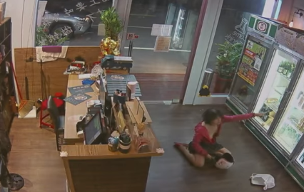 一名女子爬進店內討飲料喝,失態模樣全都錄下。(圖/翻攝自臉書社團)