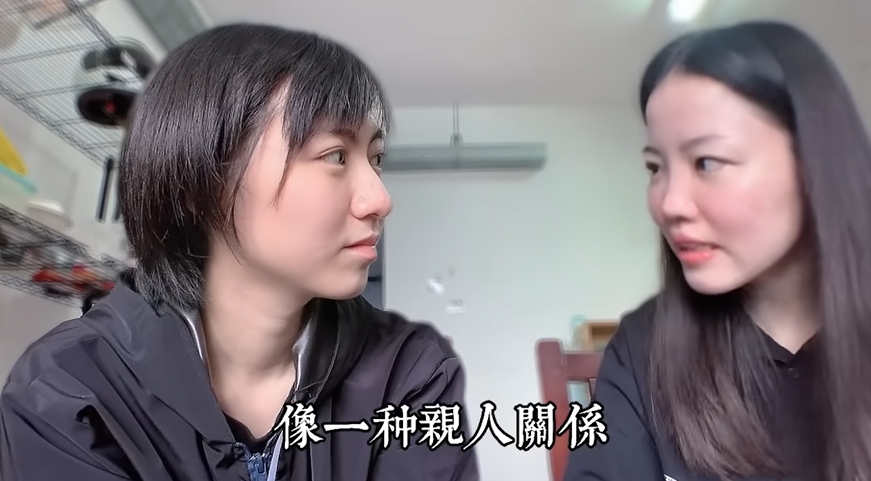YouTuber「廖小花」邀請學姊於影片中分享對宿舍阿姨的感謝。（圖／翻攝自廖小花YouTube）