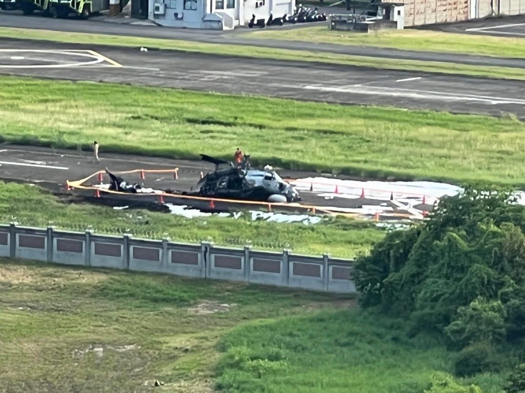 一架海軍S-70C反潛直升機，6月22日下午在高雄左營反潛飛行大隊基地訓練時，疑似因為旋翼片脫落，在營區內意外墜毀。（圖／魯拉拉提供）