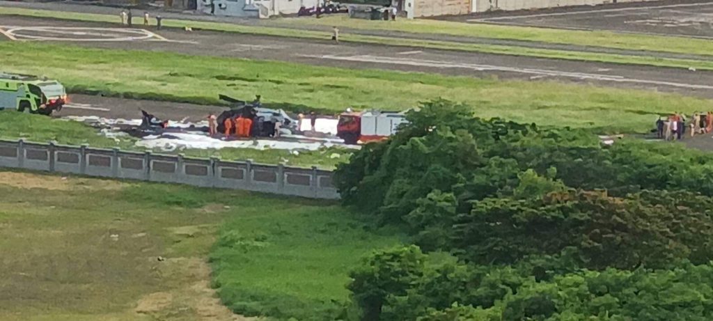 一架海軍S-70C反潛直升機，6月22日下午在高雄左營反潛飛行大隊基地訓練時，疑似因為旋翼片脫落，在營區內意外墜毀，現場冒出濃煙。（圖／魯拉拉提供）