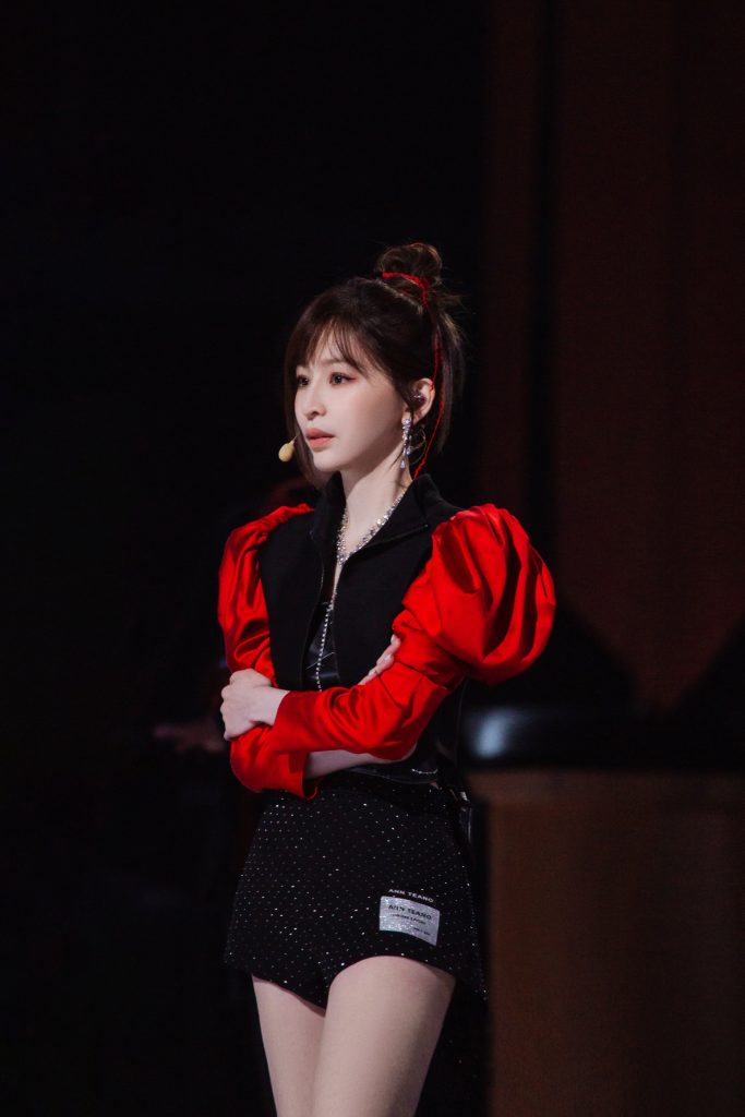 王心凌首次以女團成員身份在舞台上表演。（圖／芒果TV提供）