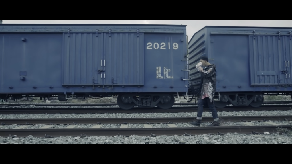 RM曾在《Run》MV中和藍色集裝箱有過不解之緣。（圖／翻攝自YouTube）