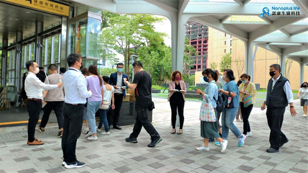 業者免費提供口腔防護噴霧發放給台北市民(攝自諾康生醫臉書)