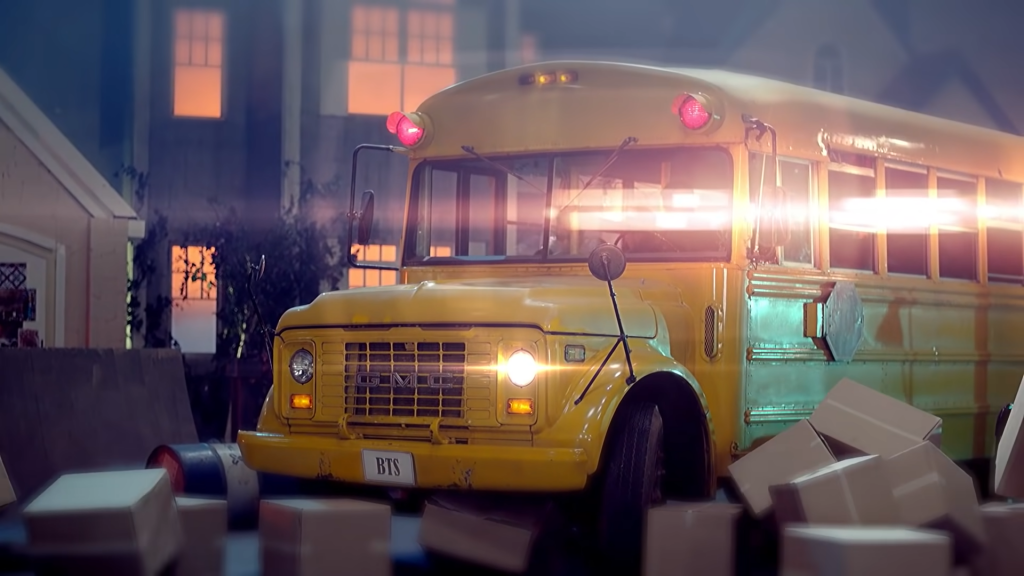 黃色校車是成員們在出道歌曲《No More Dream》中搭乘登場的交通工具。（圖／翻攝自YouTube）