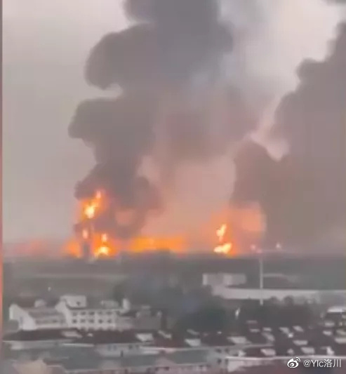 上海石化公司工廠今晨爆炸，巨大聲響驚醒許多民眾。（圖／翻攝自微博）