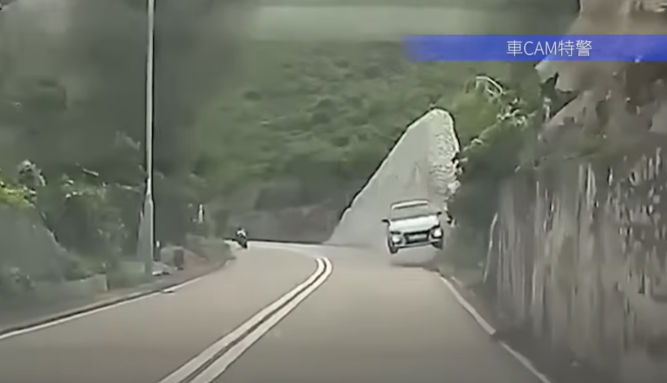一台藍色掀背車自撞山壁。（圖／翻攝自車CAM特警YouTube頻道）