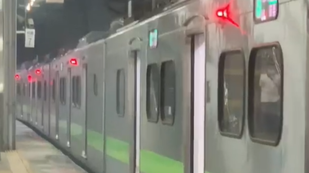 區間車冒出濃煙。（圖／警方提供）