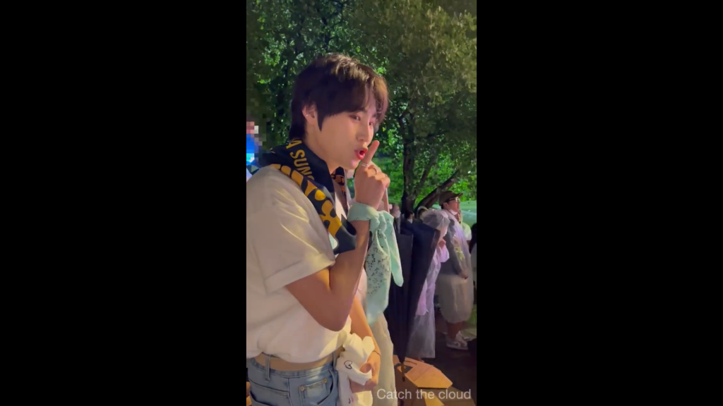 河成雲還不忘提醒觀眾不要尖叫,將注意力放在舞台上的表演。(圖/翻攝自推特)
