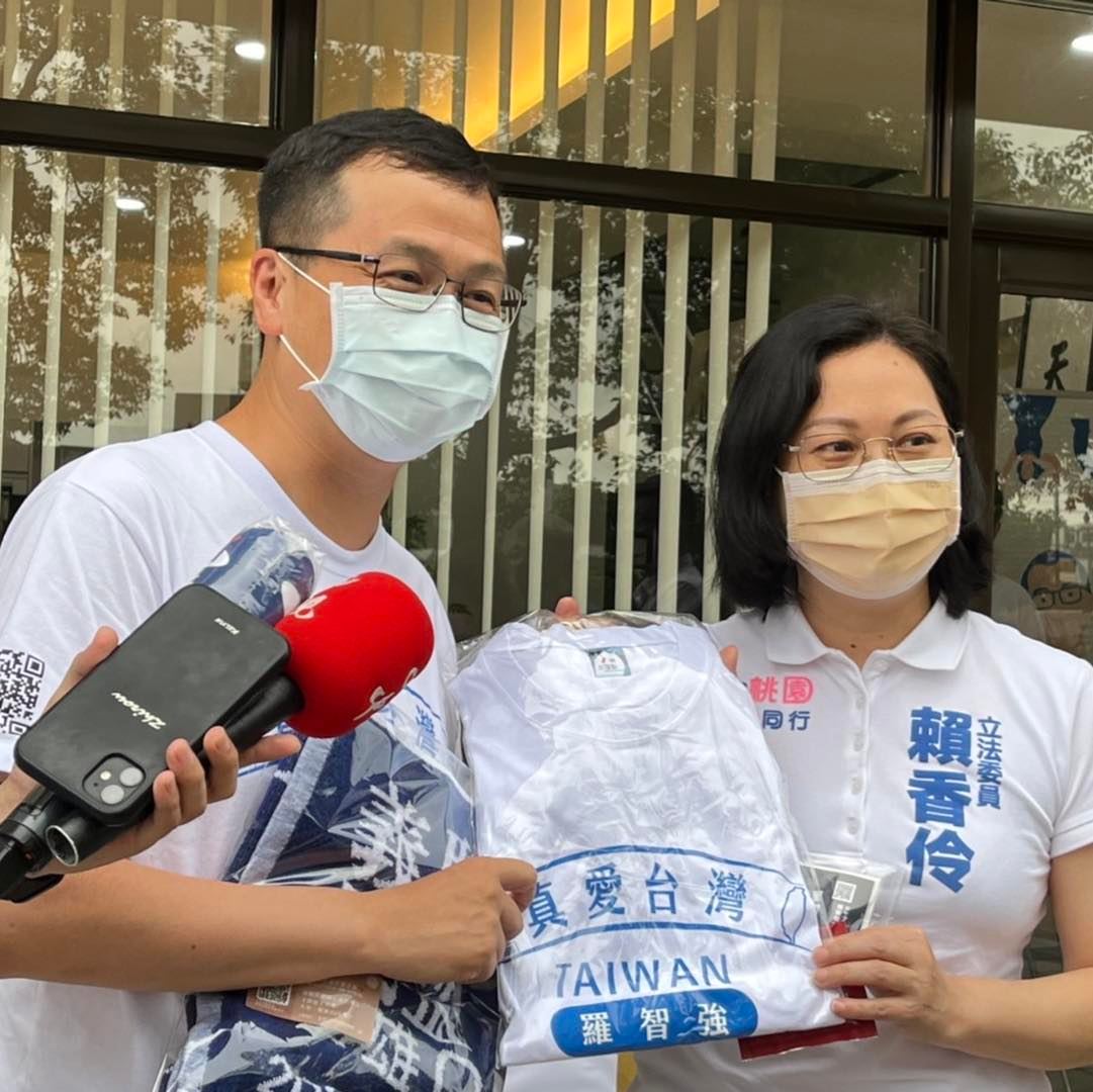 賴香伶向羅智強請益（攝自羅智強臉書）