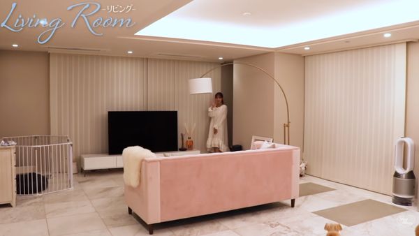 三上悠亞新家相當寬敞。（圖／翻攝自YouTube／ゆあちゃんねる! 三上悠亜オフィシャル）